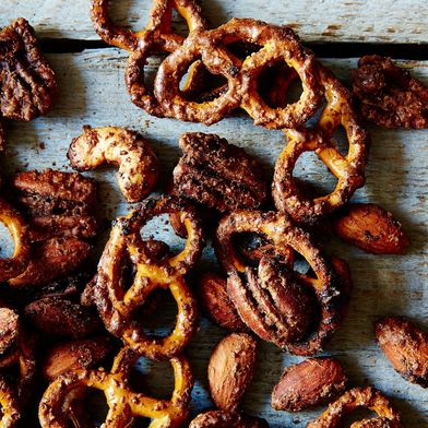 Sweet and Spicy Pretzel and Nut Mix